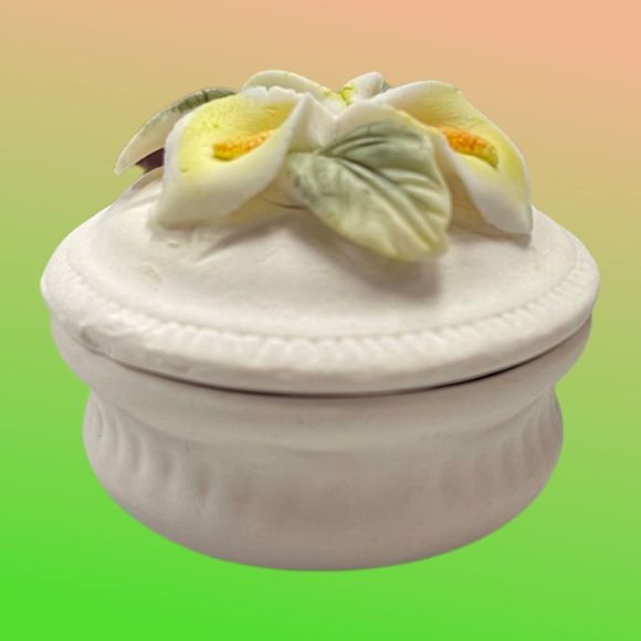 🎁 4 Victorian Trading Company Small Porcelain Trinket Box Applied Flowers - Picture 8 of 10